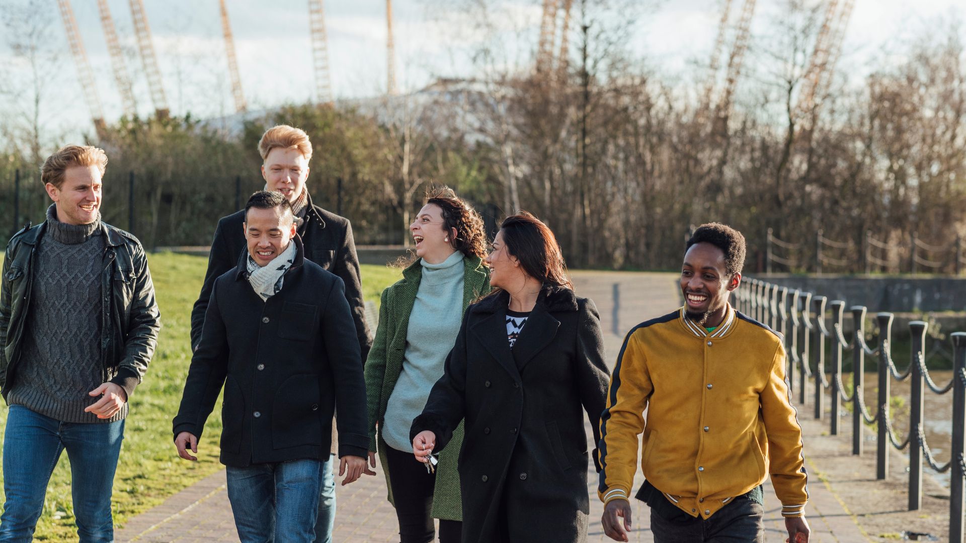 Collega's in een wandelvergadering buiten